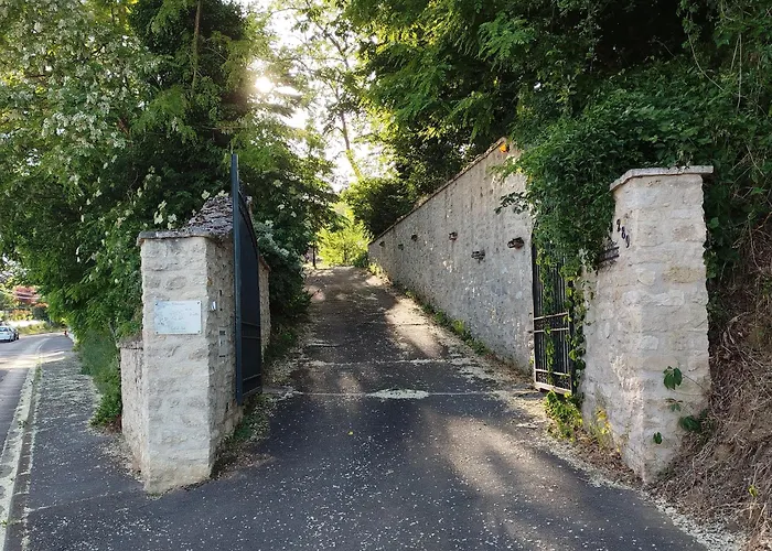 Aux Charmes De La Vallee Apartment